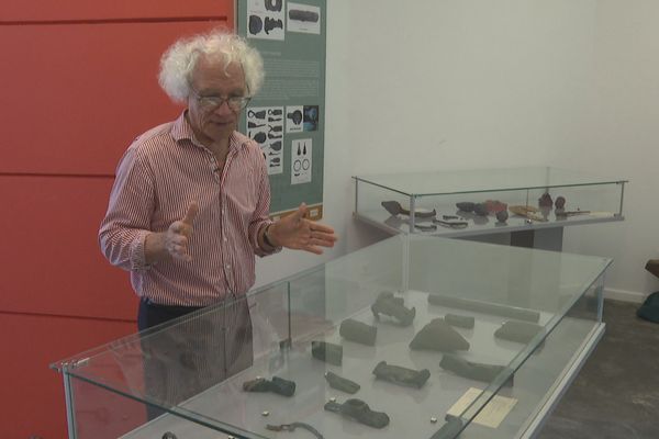 Yannick Le Roux, docteur en archéologie, présente l'exposition « mémoire de métal » à la Maison des Cultures et des Mémoires de Guyane .