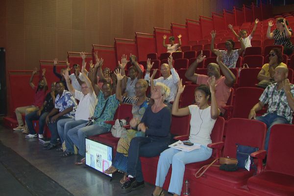 Des mains agitées en l'air, des applaudissements dans la culture sourde.