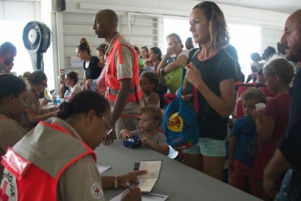 En Guadeloupe, la cellule d'accueil des sinistrés de Saint-Martin a accueilli "plus de 6.000 personnes" après Irma.