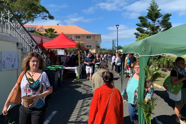 Les organisateurs attendaient au moins deux mille personnes. 