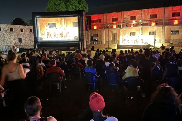 Le public de Saint-Laurent-du-Maroni découvre la culture breakdance guyanaise sous les étoiles.