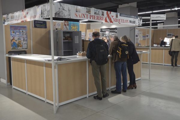 Un stand et les nombreuses éditions de La Poste de Saint-Pierre et Miquelon présentes au 77e Salon philatélique de Paris.