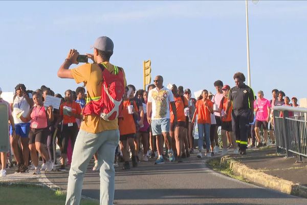 Marche des lycéens de Rivière des Pères contre les cancers