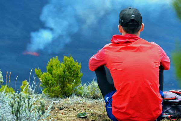 Observation de l'éruption depuis le Piton de Bert, le dimanche 26 décembre. 