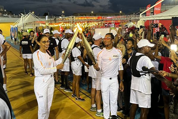 Passage de relais entre Boris Carène et Véronique Vatran, au vélodrome à Baie-Mahault, 15 juin 2024