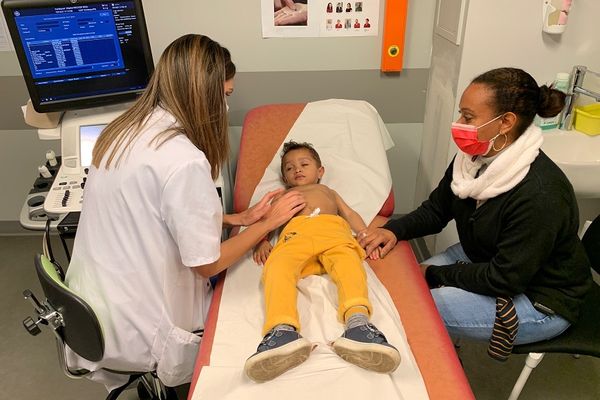 Ethan, 3 ans, est inscrit sur une liste pour bénéficier d'une transplantation d'une greffe du cœur. 