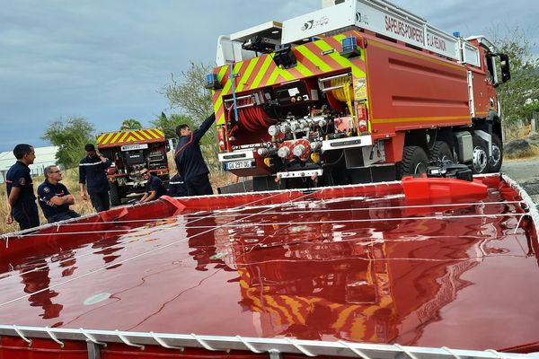 Les pompiers de retour sur la zone de l'incendie de la veille dans la Savane de Saint-Paul.