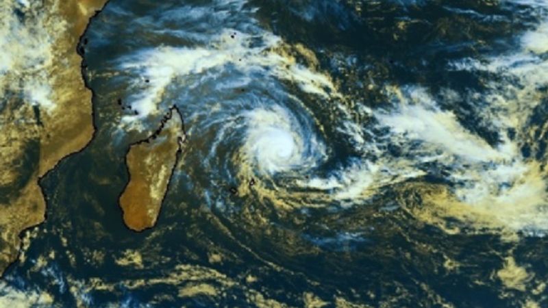 Cyclone Batsirai : La Réunion Est En Alerte Orange