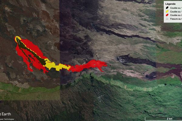 La coulée a stoppé sa progression en direction du Grand-Brûlé. En revanche, l'intensité constante du trémor permet aux laves de s'étendre au pied du cratère Bonnet à l'aplomb du Nez Coupé du Tremblet. 