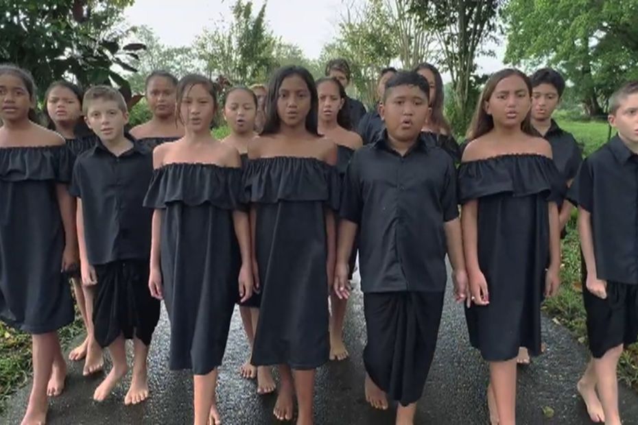 L'hymne à la paix des élèves de l'école Moenoa de Tiarei - Polynésie la 1ère