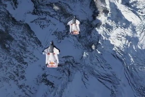 Les deux wingsuiters sont entrés dans l'avion à plus de 130 km/h