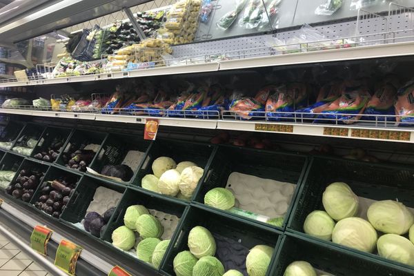 Les étagères d'un supermarché encore bien remplies