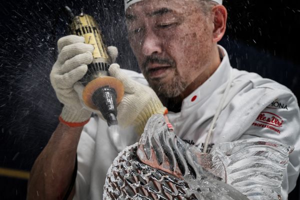 Ryu Miyazaki sculpte la glace au concours de pâtisserie Bocuse d'Or 2025 au SIRHA (Salon International de la Restauration, de l'Hôtellerie et de l'Alimentation) à l'Eurexpo de Chassieu, près de Lyon.