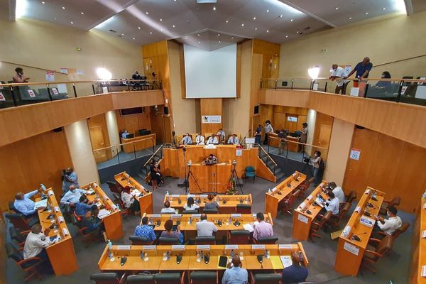 Assemblée de Martinique dans la salle Camille Darsières. 