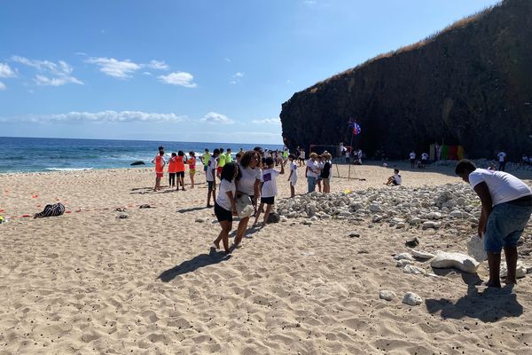 Une centaine de jeunes participent à des activités sportives sur la plage de Boucan Canot à Saint-Paul