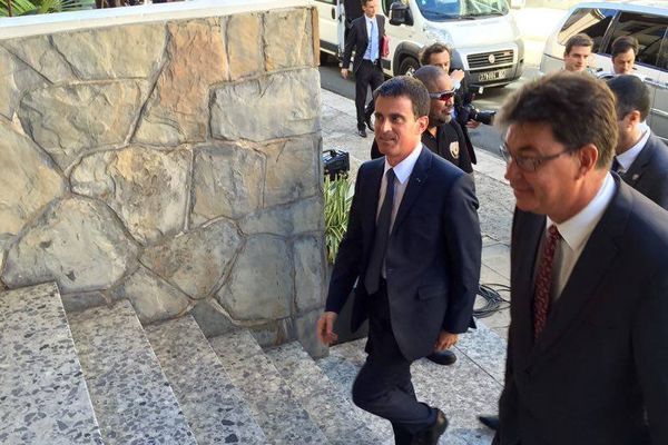 Manuel Valls arrive au congrès