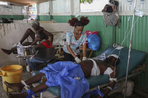 Un médecin soigne un homme blessé par balle lors d'une attaque de gangs armés, à l'hôpital Saint-Nicolas de Saint-Marc, en Haïti, le dimanche 6 octobre 2024.