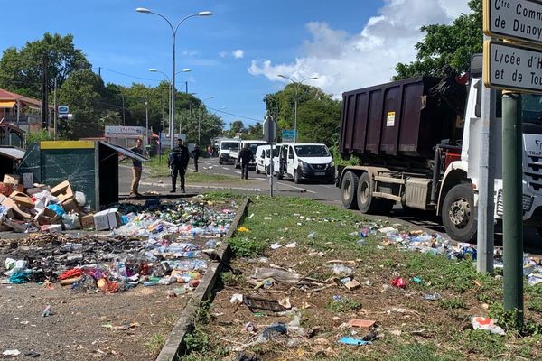 Déchets éparpillés sur la voie publique, au rond-point de Saint-Félix, au Gosier