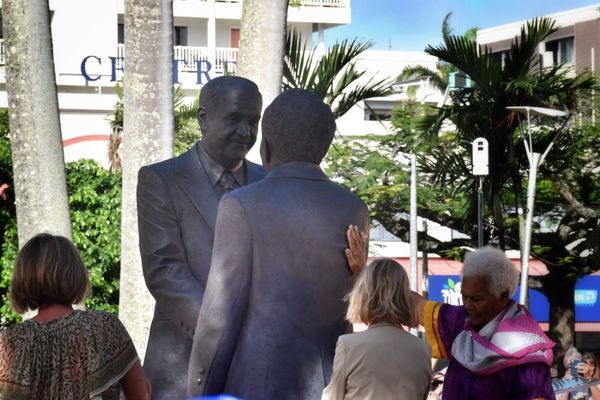Isabelle Lafleur, Sonia Lagarde et Marie-Claude Tjibaou devant la statue de la poignée de main, place de la Paix, à Nouméa.