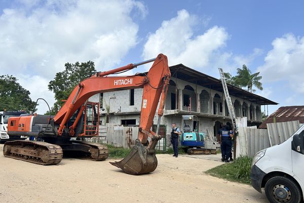 L'immeuble visé par l'opération démolition de la mairie de Macouria et la Préfecture de Guyane