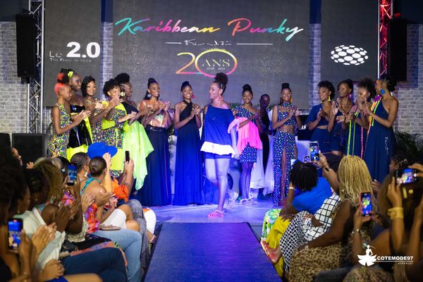 N'Djaména Kinté Caprice entourée des modèles de ses 20 ans de carrière, à savoir les candidates à Miss Guadeloupe 2024 - 30/07/2024.