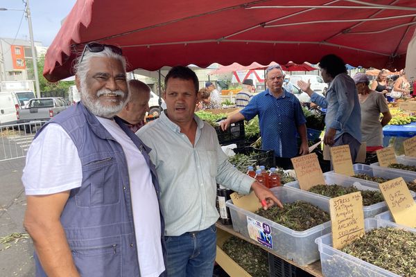 Le Dr Uvarajen Paratian et un tisanier au marché forain du Chaudron