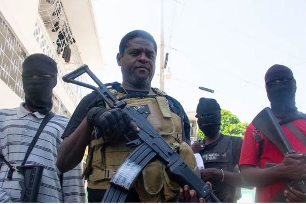 Le chef de gang armé Jimmy "Barbecue" Cherizier et ses hommes, à Port-au-Prince (Haïti) - 05/03/2024.