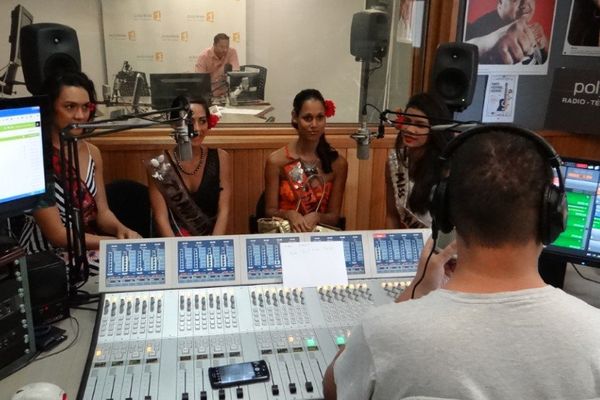 Miss Tahiti et ses dauphines en visite à Polynésie 1ère - 22 07 2015