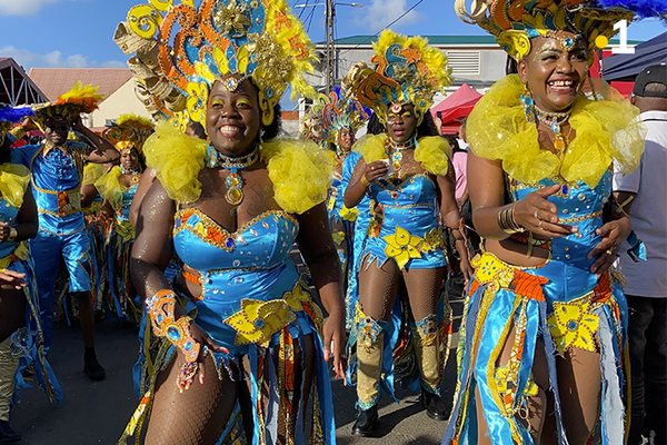 Les danseuses du groupe Karnival All Star à la parade.