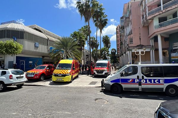 La police sécurise les sites où sont les victimes. Ici, sur le boulevard Légitimus (Pointe-à-Pitre) - 20/03/2024.