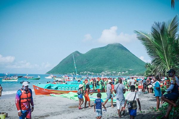 Départ de la deuxième étape du Tour de Martinique en yoles 2023.