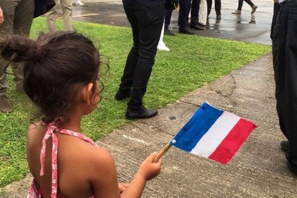 Reprise drapeau bleu blanc rouge Wallis et Futuna