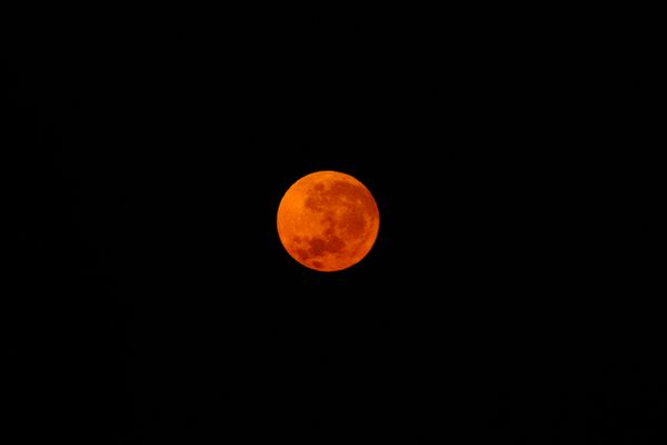 Une Lune de sang le 21 juillet 2024, vue du parc national d'Etosha en Namibie (photo d'illustration).