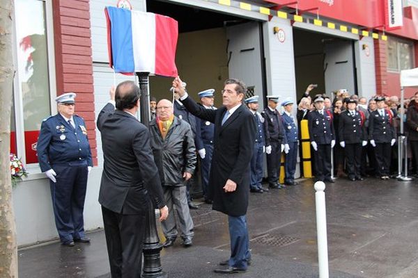 François Hollande et le maire de Montrouge dévoilent la plaque hommage à Clarissa Jean-Philippe