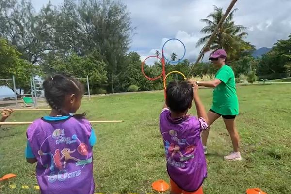 Les petits participent aux activités proposées au Parc d'Atimaono le 27 mars, dans le cadre de la semaine olympique et paralympique.