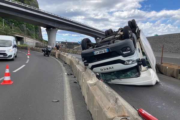 Accident spectaculaire d'un fourgon à l'entrée de la route du littoral