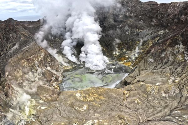 Le volcan de White Island en pleine éruption, ce 22 août 2024