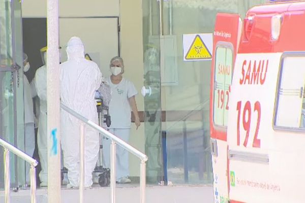 Personnels soignants devant l'hôpital de Macapa