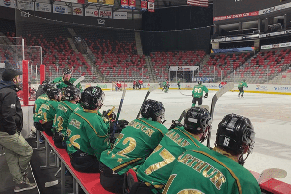 Les Cougars de Saint-Pierre ont affronté les Redmen de Moncton à deux reprises fin novembre.