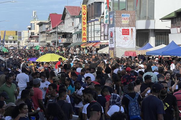 Les rues animées de Paramaribo le 30 décembre, où de nombreux Guyanais célèbrent la fin d'année.