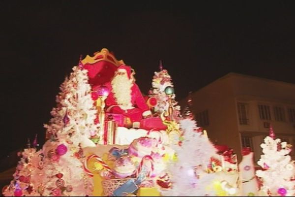Arrivée du père Noël place des Cocotiers, pour la Noël 2017.