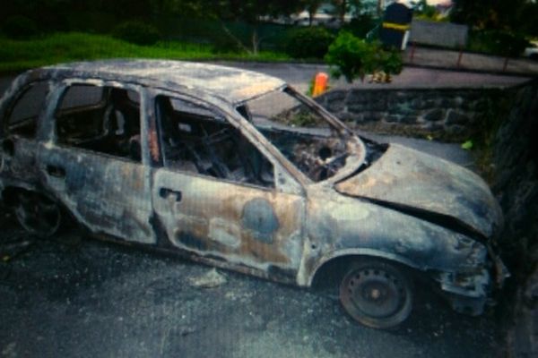 Véhicule incendié à Saint-Louis