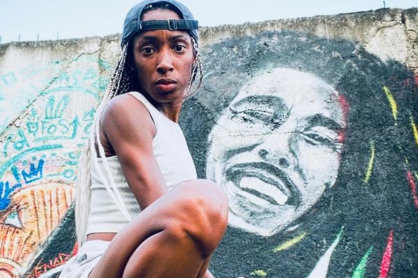 L'athlète antillaise prend la pause devant une fresque de Bob Marley. La musique et Cynthia Anaïs est une histoire d'amour qui dure depuis longtemps...