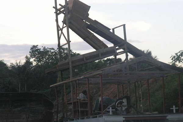 Barge d'orpaillage artisanale en Guyane