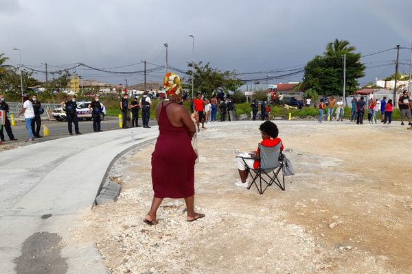 Face à face manifestants et force de l'ordre au Rond Point de Perrin