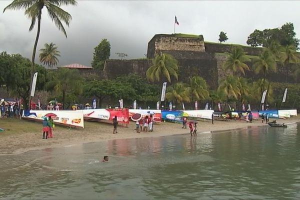 Les dix-neuf yoles sont sur la plage de la Française. Certaines d'entre elles seront surveillées pendant la nuit.