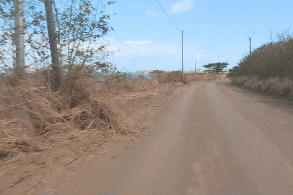 La route de Foué, qui mène à la seule plage de Koné.