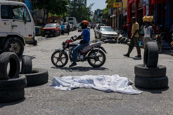 Un corps gisant au milieu de la route à Port-au-Prince, en août 2019.