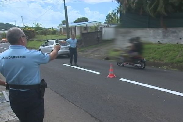 Contrôles de gendarmerie sur les routes de Martinique avec de petites caméras pour traquer les conducteurs irresponsables 