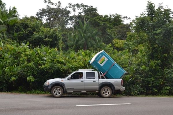 Les toilettes chimiques arrivent en premier sur le nouveau site...